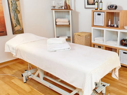 Massageliege im Wellnessbereich