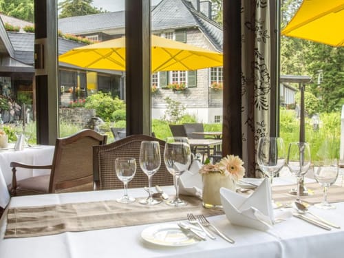 Hotel Restaurant mit weiß eingedeckten Tischen