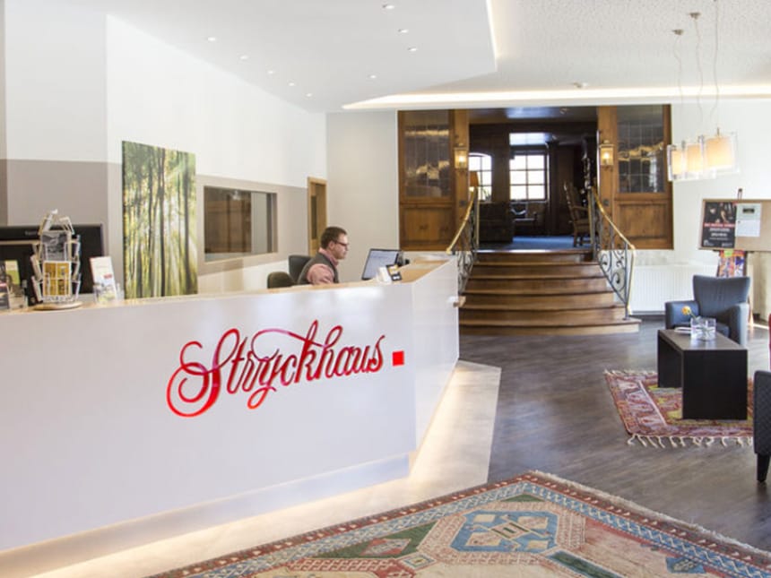 Lobby und Rezeption mit Treppenaufgang und Sitzbereich