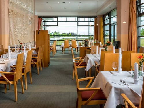 Hotelrestaurant mit weiß eingedeckten Tischen