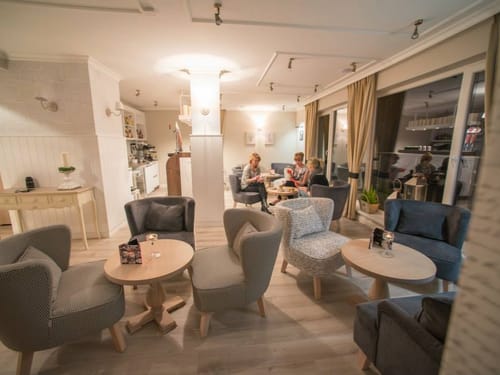 Hotel Bar mit Sesseln und Tischen