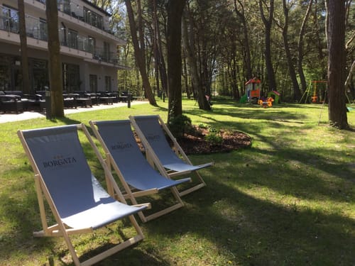 Hotel Garten mit Liegestühlen
