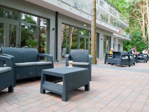 Hotel Terrasse mit Rattanmöbeln