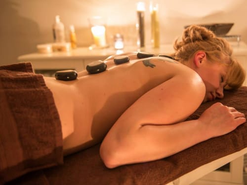 Hott Stone Massage im Wellnessbereich