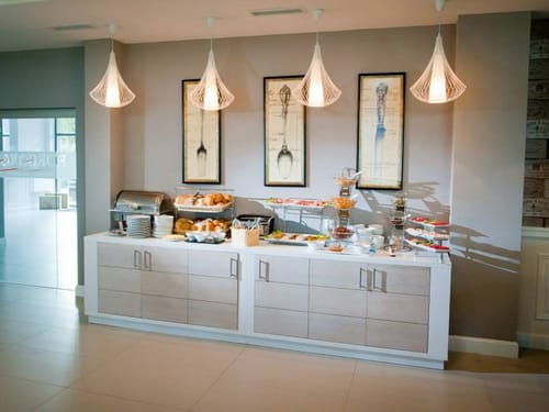 Speisenbuffet mit Brötchen, Wurst, Käse und Marmelade