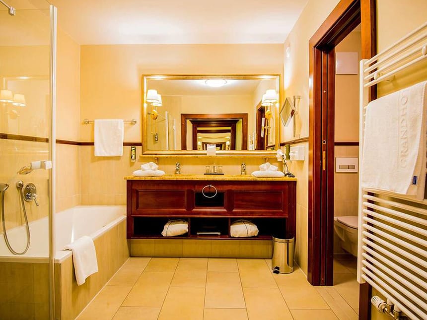 Badewanne, großer Waschtisch und Wandspiegel im Bad