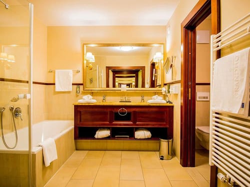 Badewanne, großer Waschtisch und Wandspiegel im Bad