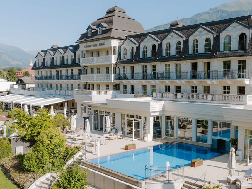 Hotelansicht von vorne bei Sonnenschein