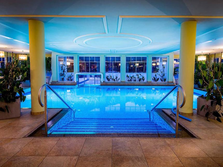 Pool in der Wellnesslandschaft