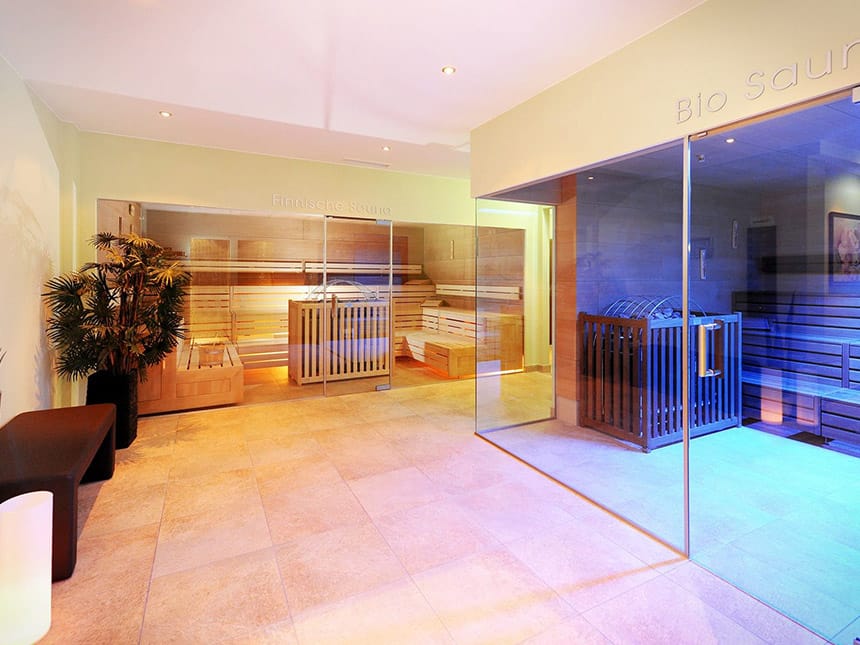 Saunabereich mit Finnischer und Bio Sauna