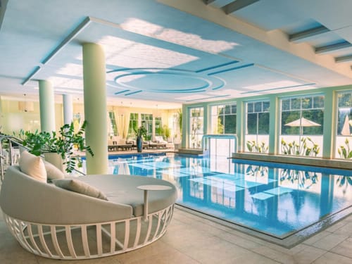 verschiedene Loungemöbel im Wellnessbereich