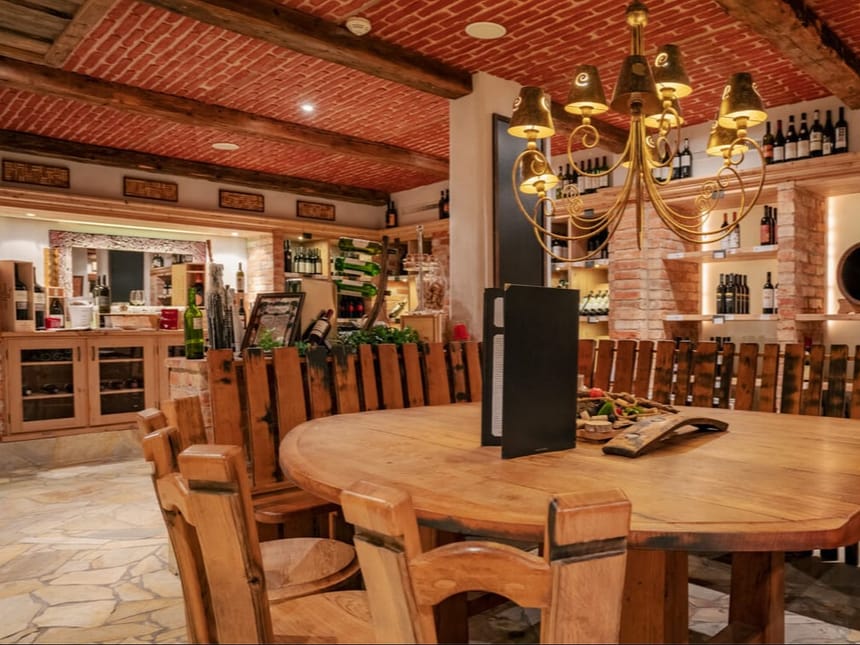 rustikale Tischgruppe im Weinkeller