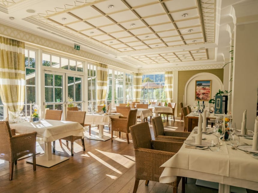 hell und freundlich eingerichtetes Restaurant im Wintergarten