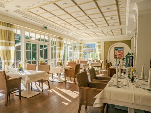 hell und freundlich eingerichtetes Restaurant im Wintergarten