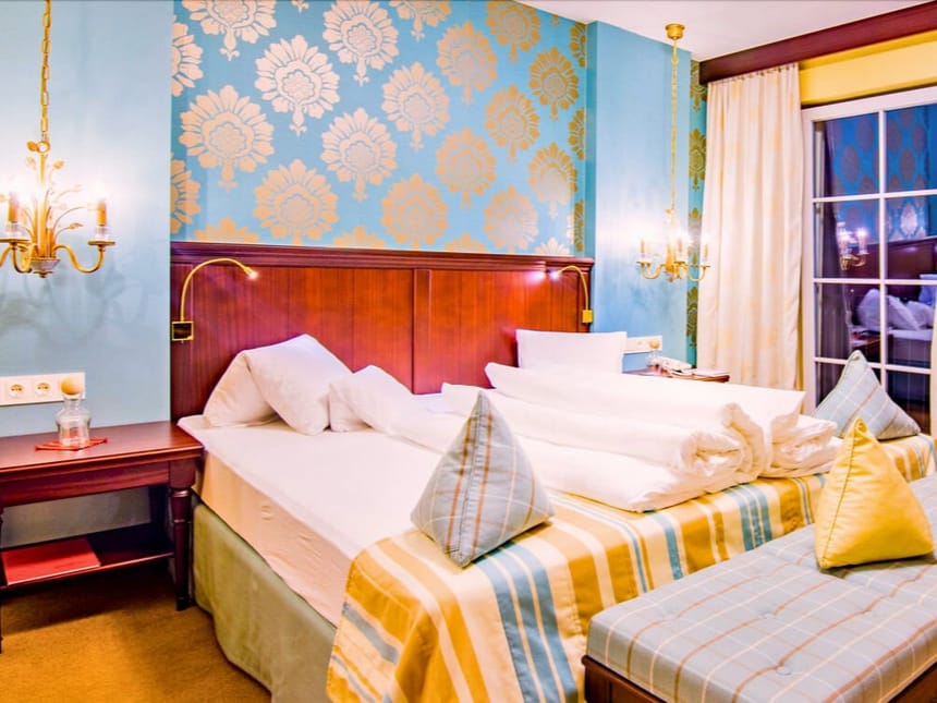 modenes Doppelzimmer mit Boxspingbett
