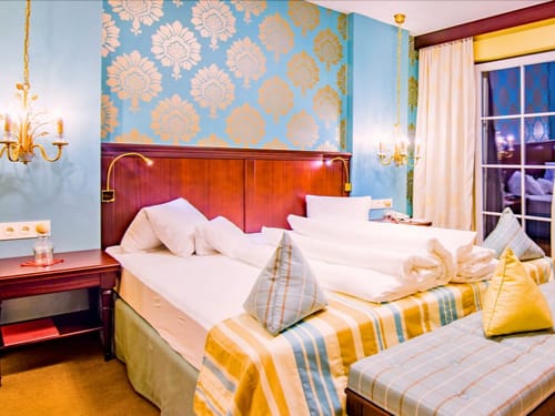 modenes Doppelzimmer mit Boxspingbett