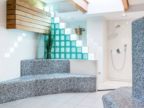 Duschanlage im Wellnessbereich