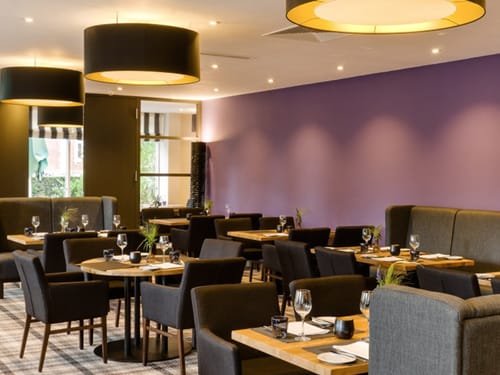 Hotelrestaurant mit stoffbezogenen Sesseln und Sofas