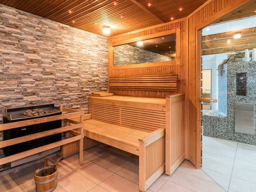 Saunabereich mit Finnischer Sauna