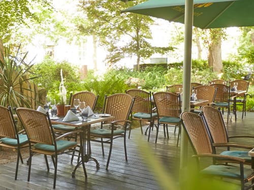 verschiedene Rattangartenmöbel auf der Terrasse