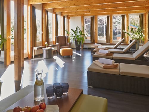 Wellnessoase mit Relaxliegen und einem Sessel mit Hocker
