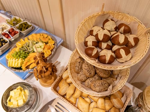 Vielfalt von Brötchen und Obst auf einem Frühstücksbuffet
