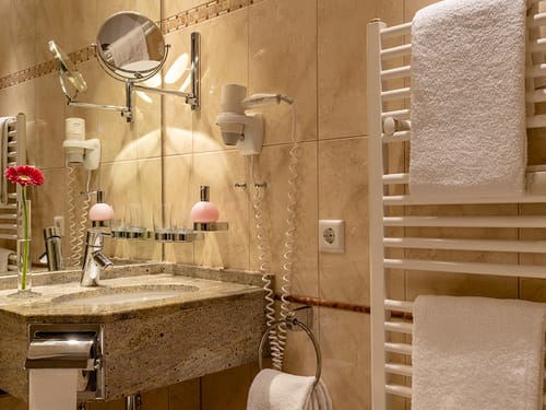 helles Bad im Hotel Graf Eberhard