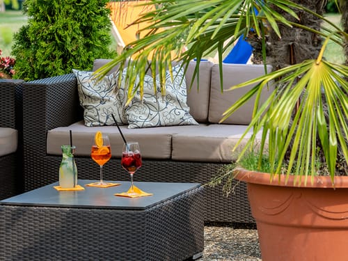moderne Lounge mit kühlen Getränken