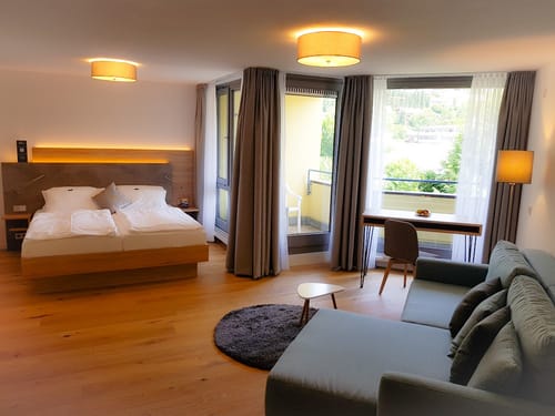 Suite mit Schreibtisch und Sitzecke