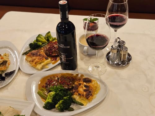 Elegantes Abendessen mit Rotwein und Gourmetgerichten