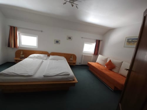 Gemütliches Hotelzimmer mit Doppelbett und Schlafsofa