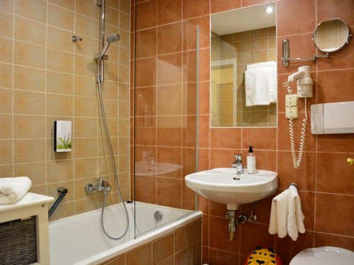 Modernes Badezimmer mit Duschwanne und Waschbecken