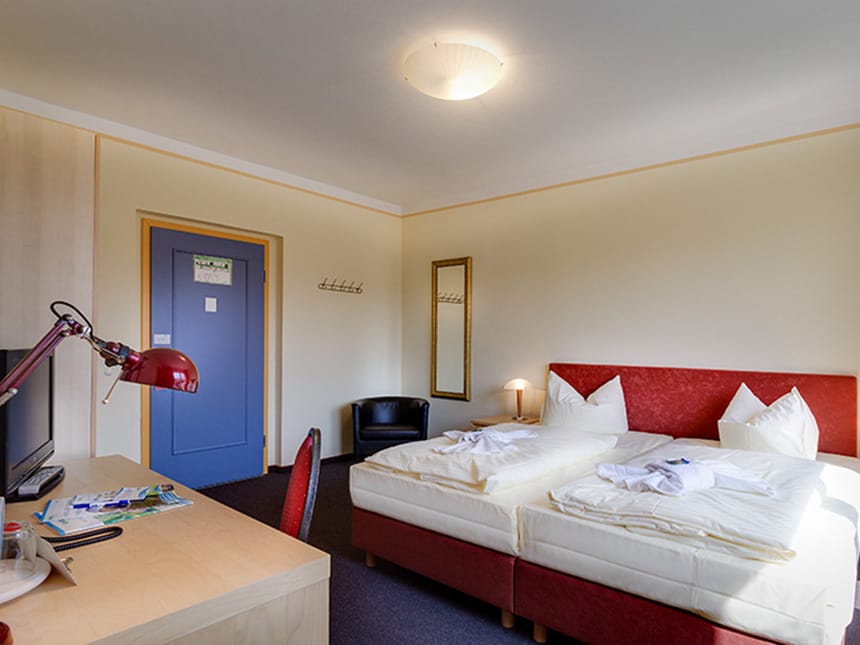 Doppelzimmer Standard mit Doppelbett, Schreibtisch, TV und Sessel