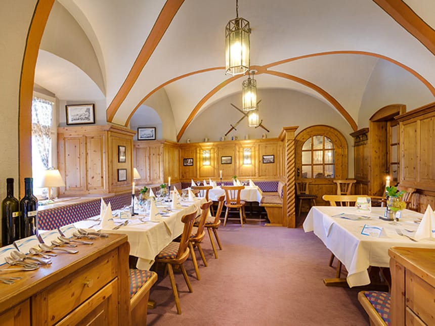 Hotel Restaurant mit gedeckten Tischen