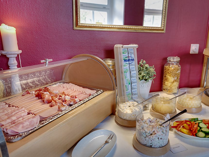 Speisenbuffet mit einer Auswahl an Wurst und Rohkost
