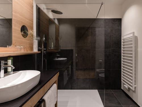 Großes, modernes Badezimmer mit Dusche