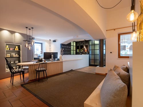 Moderne Lobby mit einigen sitzmöglichkeiten