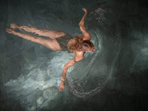 Frau im Schwimmbecken