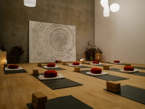 Ein Raum mit Yogamatten