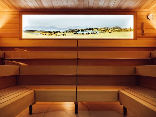 Sauna mit mehrstufigen Holzbänken