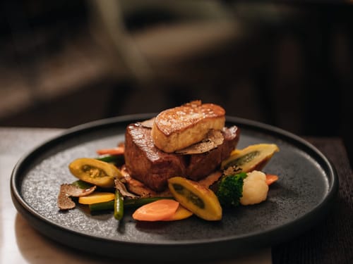 Rinderfilet Rossini mit gebratener Foie Gras, schwarzem Trüffel und sautiertem Saisongemüse