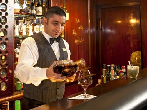 Barkeeper an der Bar