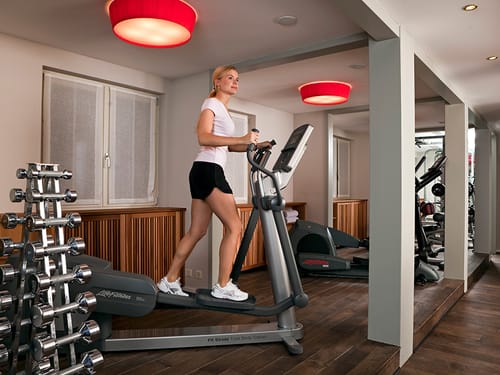 Fitnessraum mit Geräten