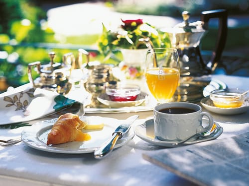 Gedeckter Frühstückstisch