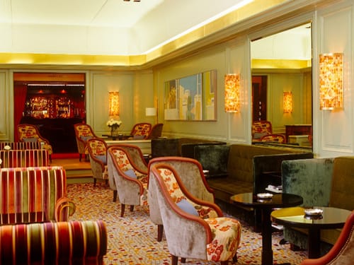 Hotellobby mit vielen Sitzplätzen