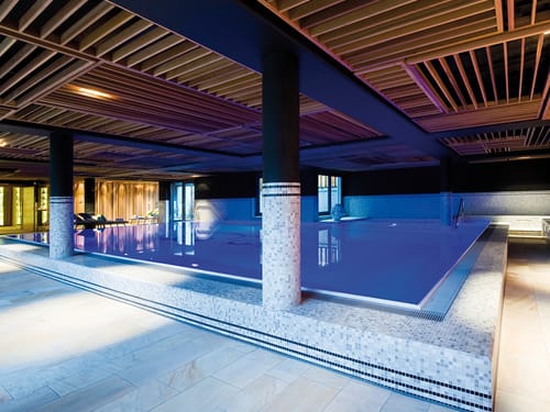 Moderner Indoor-Pool