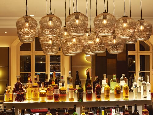 große Auswahl am Spirituosen an der Hotelbar