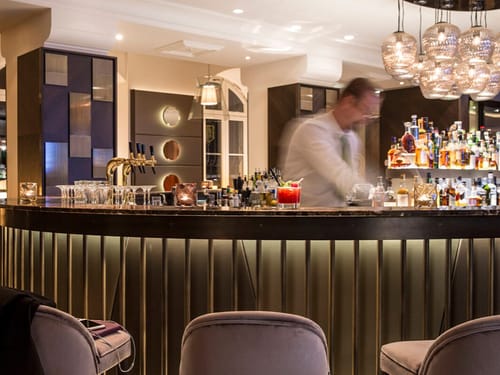 Bar mit Barhockern im Gewandhaus Dresden