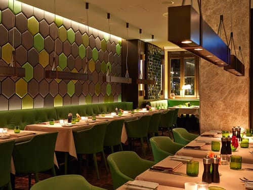 modern und exklusives Hotelrestaurant mit verschiedenen Tischgruppen