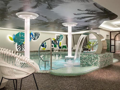 großer Wellnessbereich mit Pool